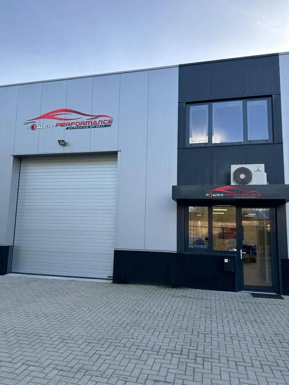Ingang van het nieuwe pand van Power-Performance aan Steenspil 8B