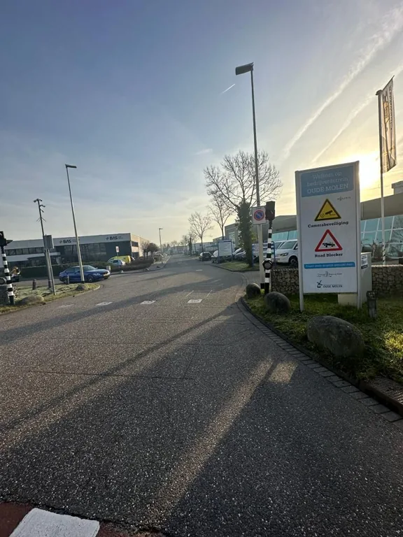 Inrit van het industrieterrein via de Canadaweg