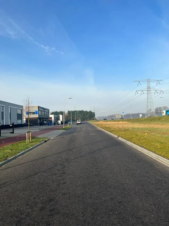 Weg naar het laatste gebouw op het industrieterrein